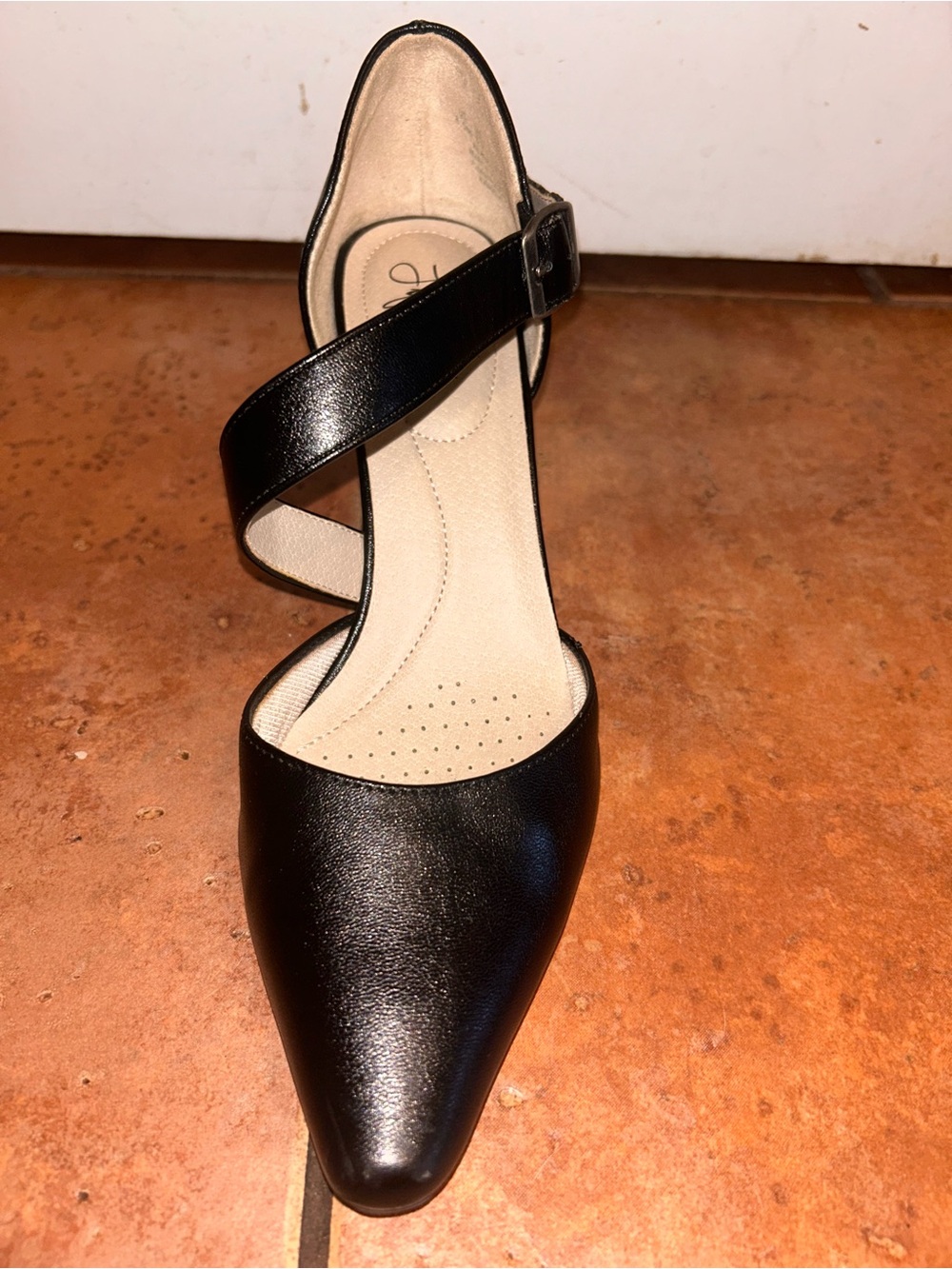 Comfortable Black 8.5 Pointed Toe Criss-Cross Strap Heels (Excellent Condition) - Picture 8 of 13